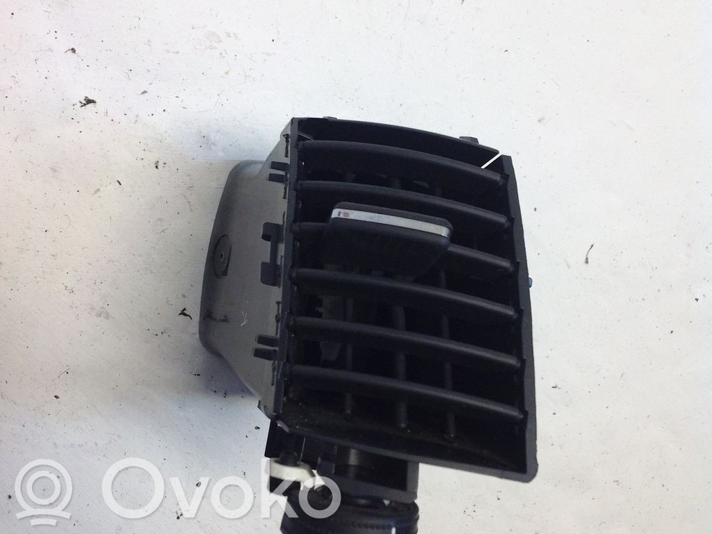 Opel Zafira B Dysze / Kratki środkowego nawiewu deski rozdzielczej 