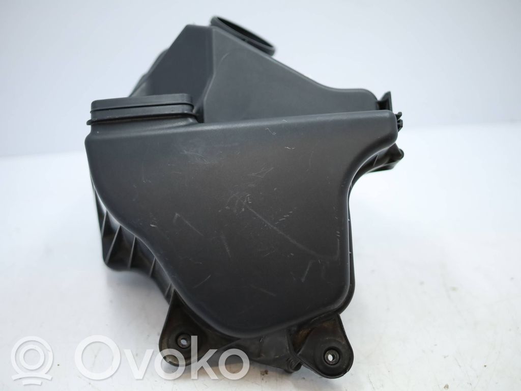 Air filter box   7561928