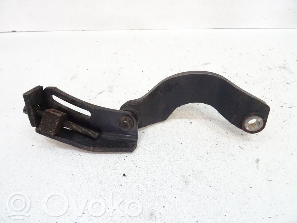 Engine mount bracket