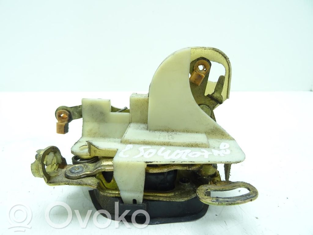 Opel Corsa B Priekšpusē slēdzene 