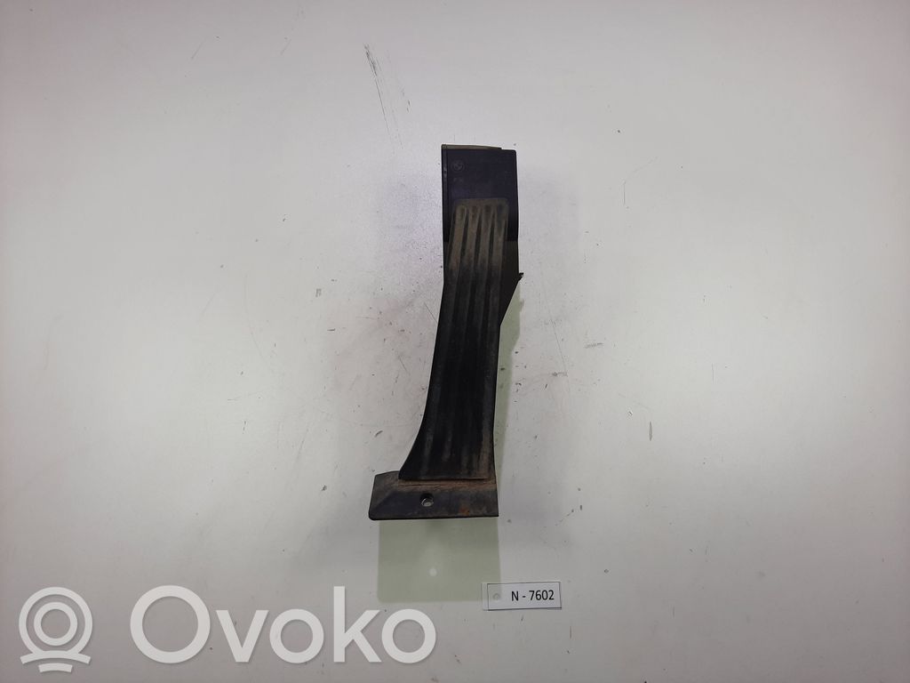 Accelerator throttle pedal   6766930