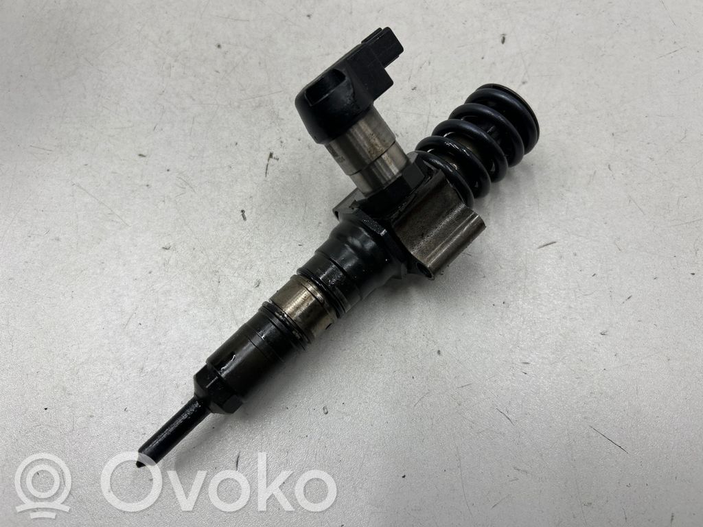 Volkswagen PASSAT B6 Wtryskiwacz paliwa 