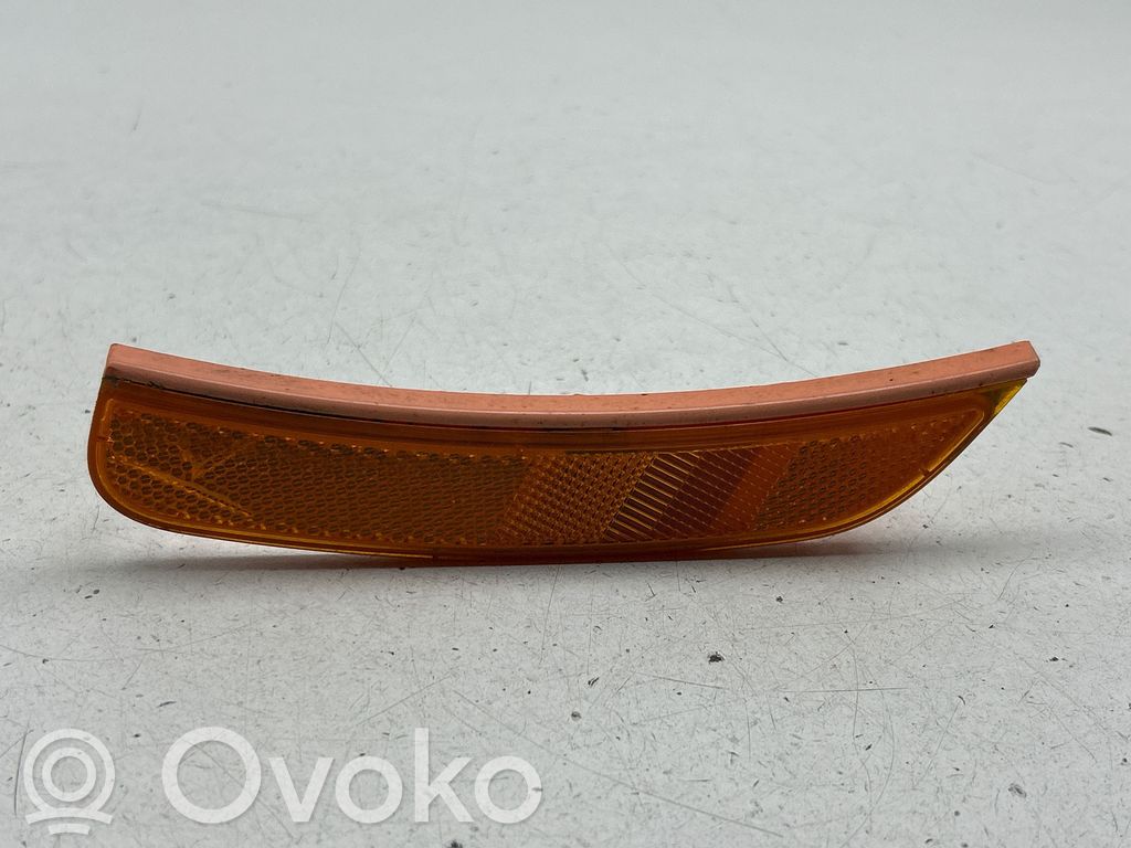 Chrysler Pacifica Front reflector 