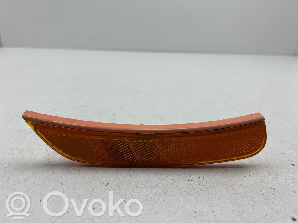 Chrysler Pacifica Front reflector 
