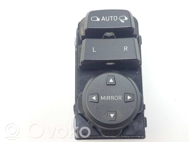 Hyundai i30 Windscreen/window heater switch 