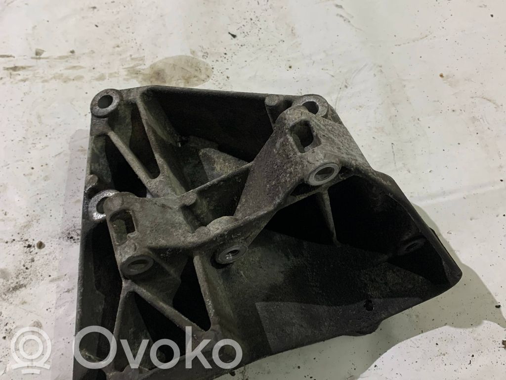BMW 5 E39 Engine mounting bracket 