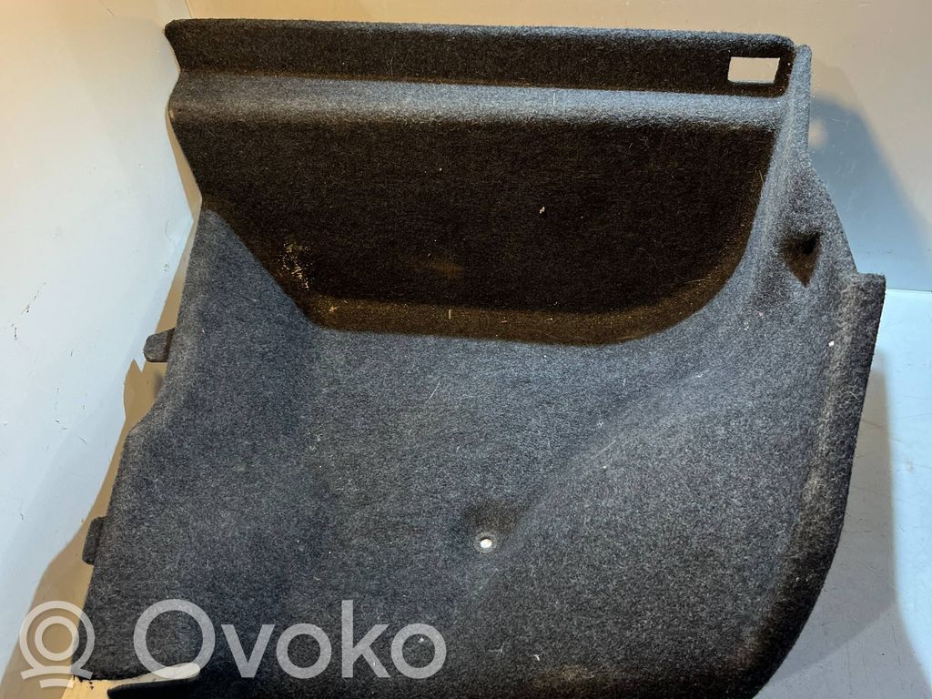 BMW 5 E60 E61 Tavaratilan sivuverhoilu 
