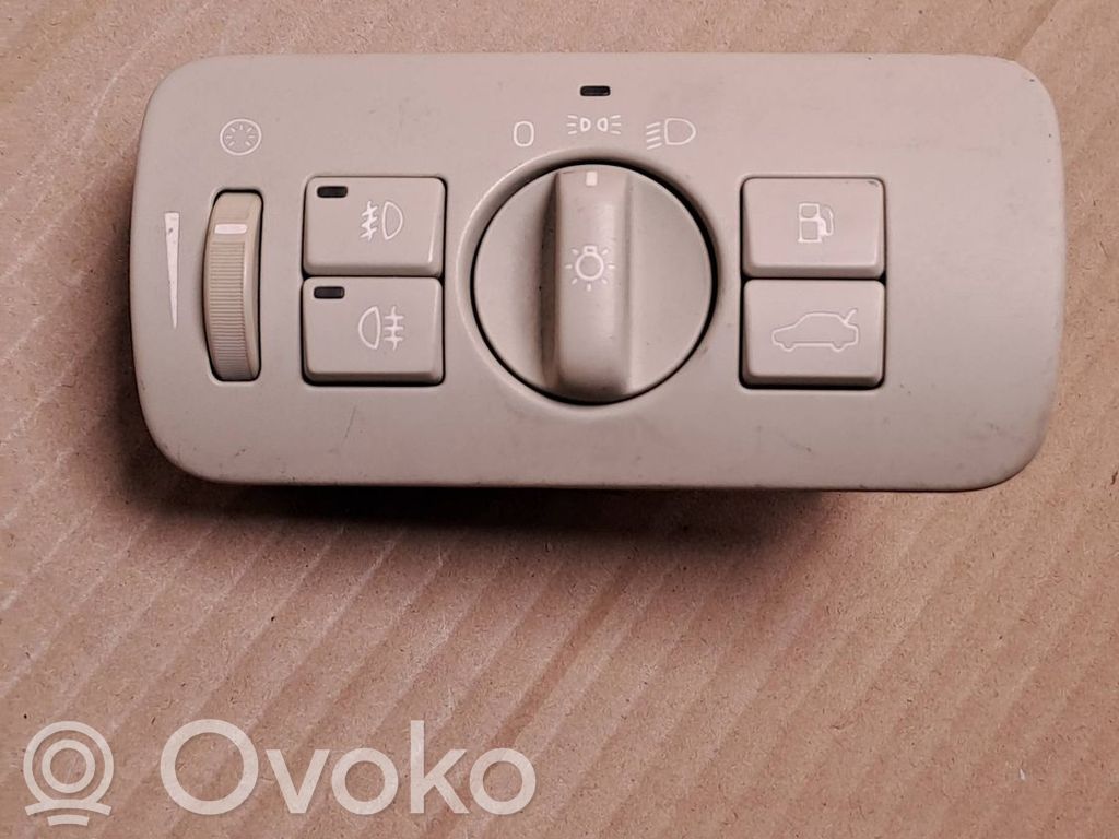 Light switch   30739418,04067322,060628A