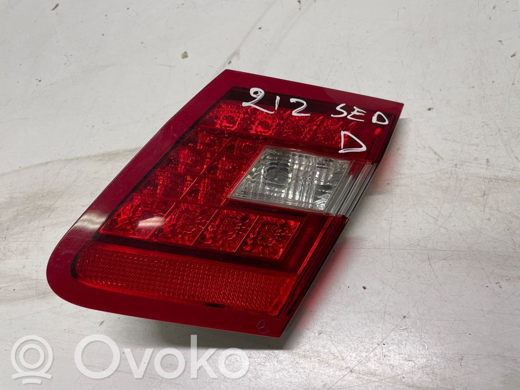 Lampy tylnej klapy bagażnika   A2129060258