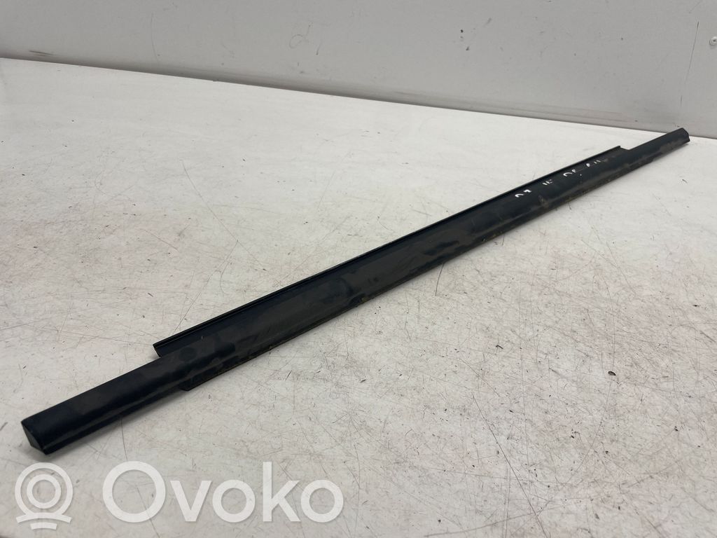 Listwa drzwi tylnych   8V4839477