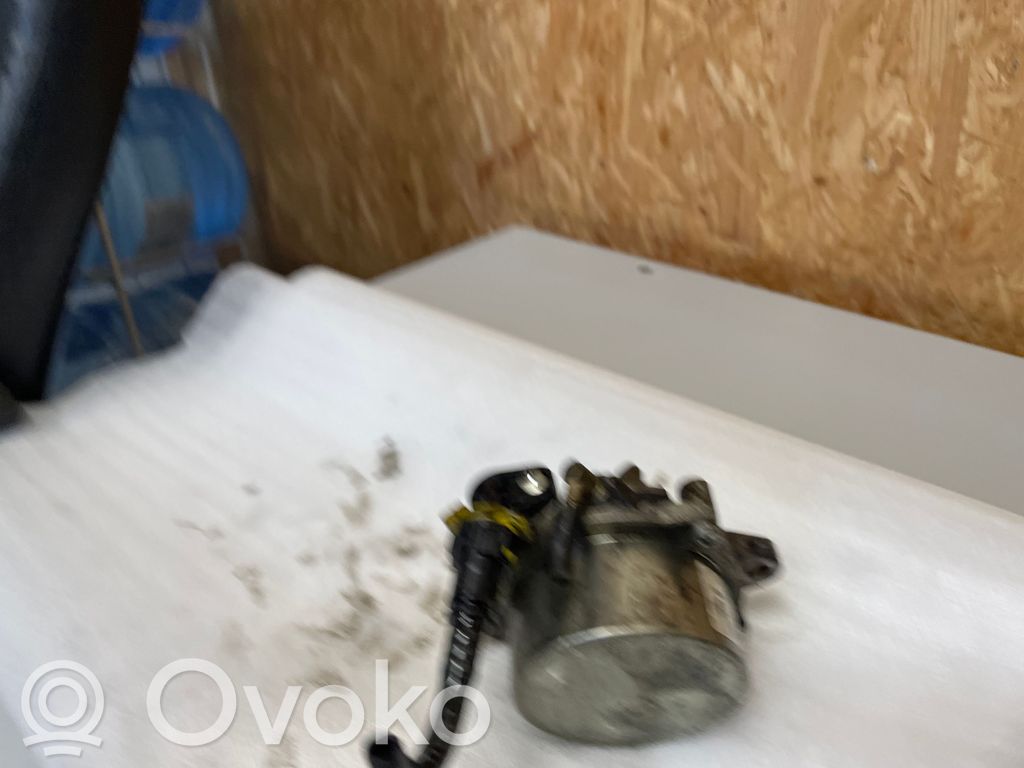 Opel Astra J Vakuumo pompa 