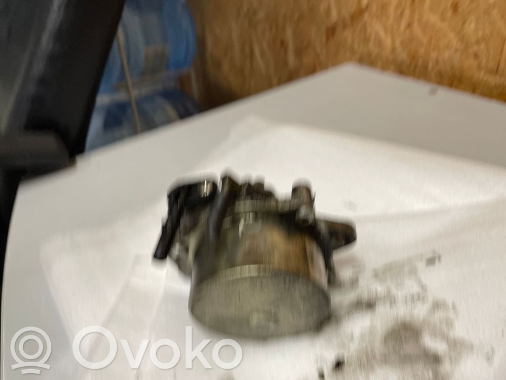 Opel Astra J Vakuumo pompa 