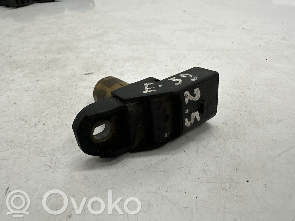 BMW 5 E39 Camshaft position sensor 