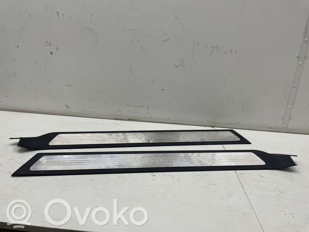 Mercedes-Benz E C207 W207 Moldura protectora del borde delantero 
