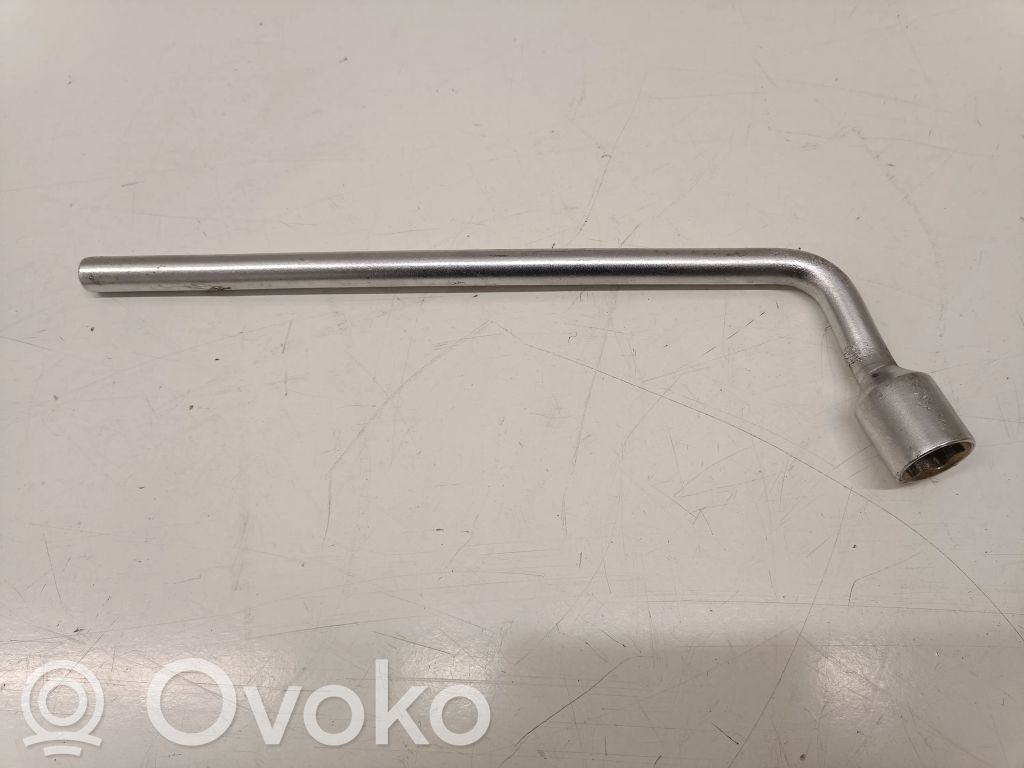 Llave de tuercas de rueda   A2215810001