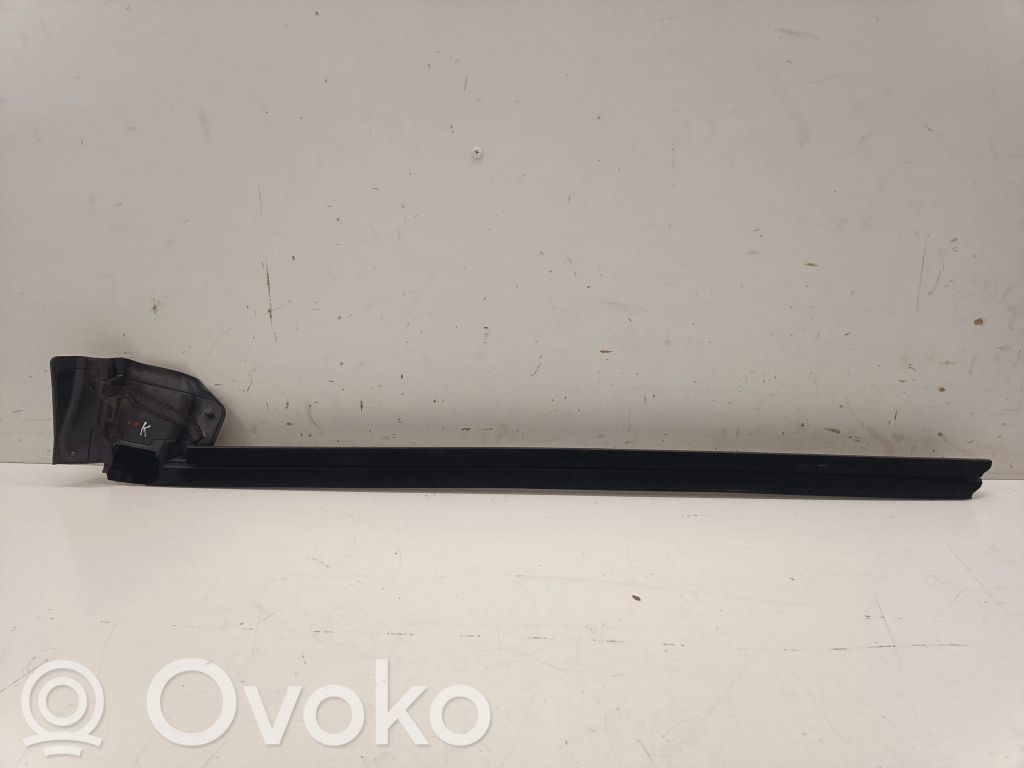 Tesla Model 3 Уплотнительная резина (у стекла) 