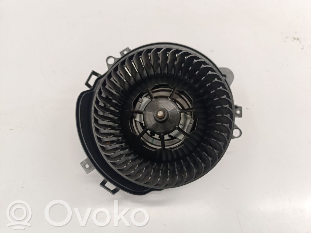 Volkswagen Golf VIII Lämmittimen puhallin 