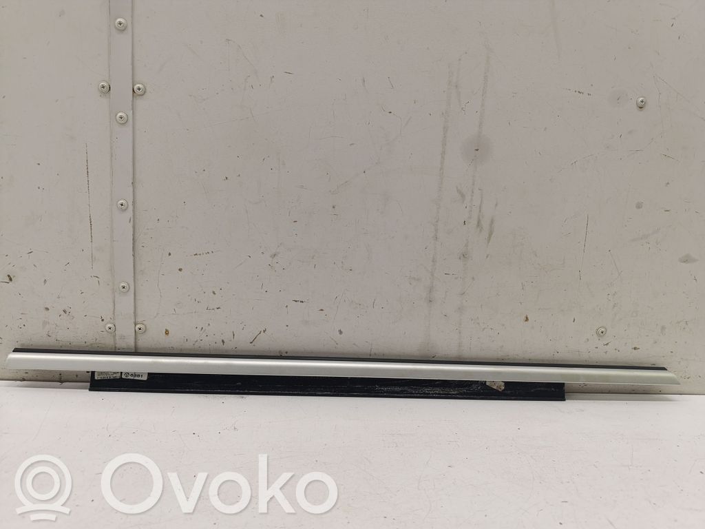 Audi RS Q3 Listwa / Uszczelka szyby drzwi tylnych 