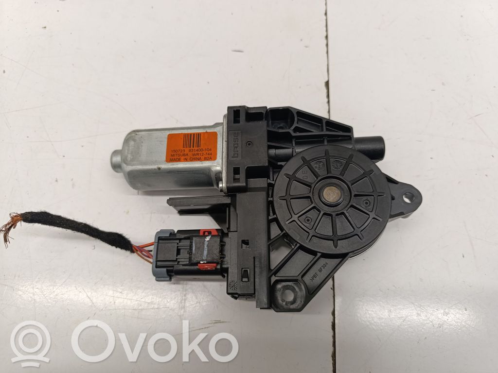 Silnik regulatora szyby drzwi przednich   931400