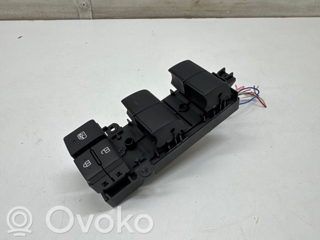 Toyota Yaris Cross Electric window control switch 