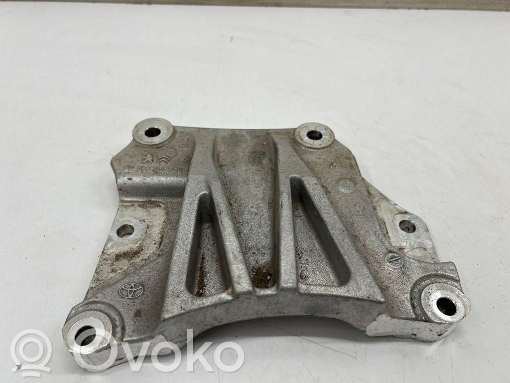 Opel Vivaro Engine mounting bracket 