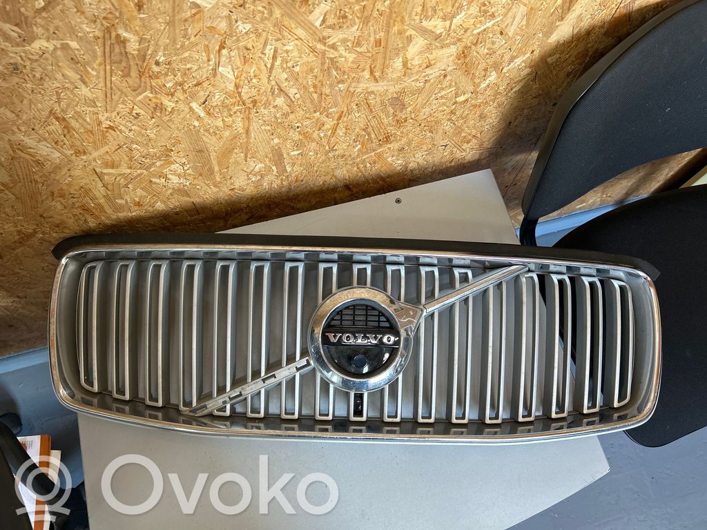 Volvo XC90 Etupuskurin ylempi jäähdytinsäleikkö 