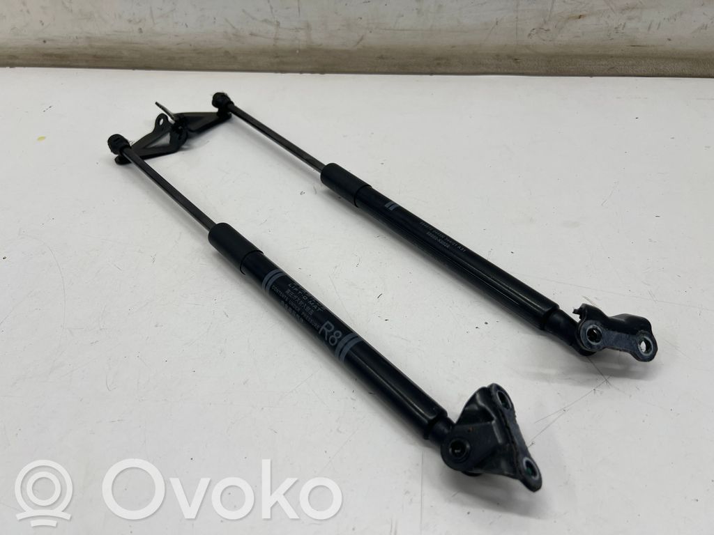 Toyota Yaris XP210 Amortiguador/puntal del maletero/compartimento de carga 