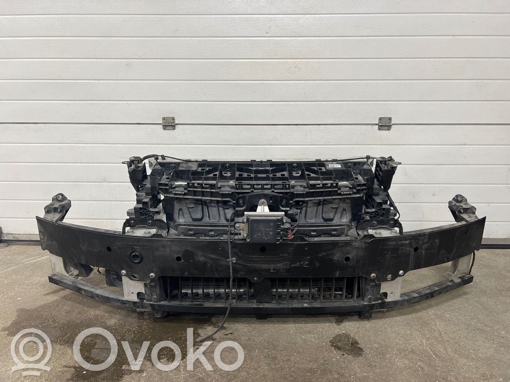 Mercedes-Benz EQE v295 Pas przedni 