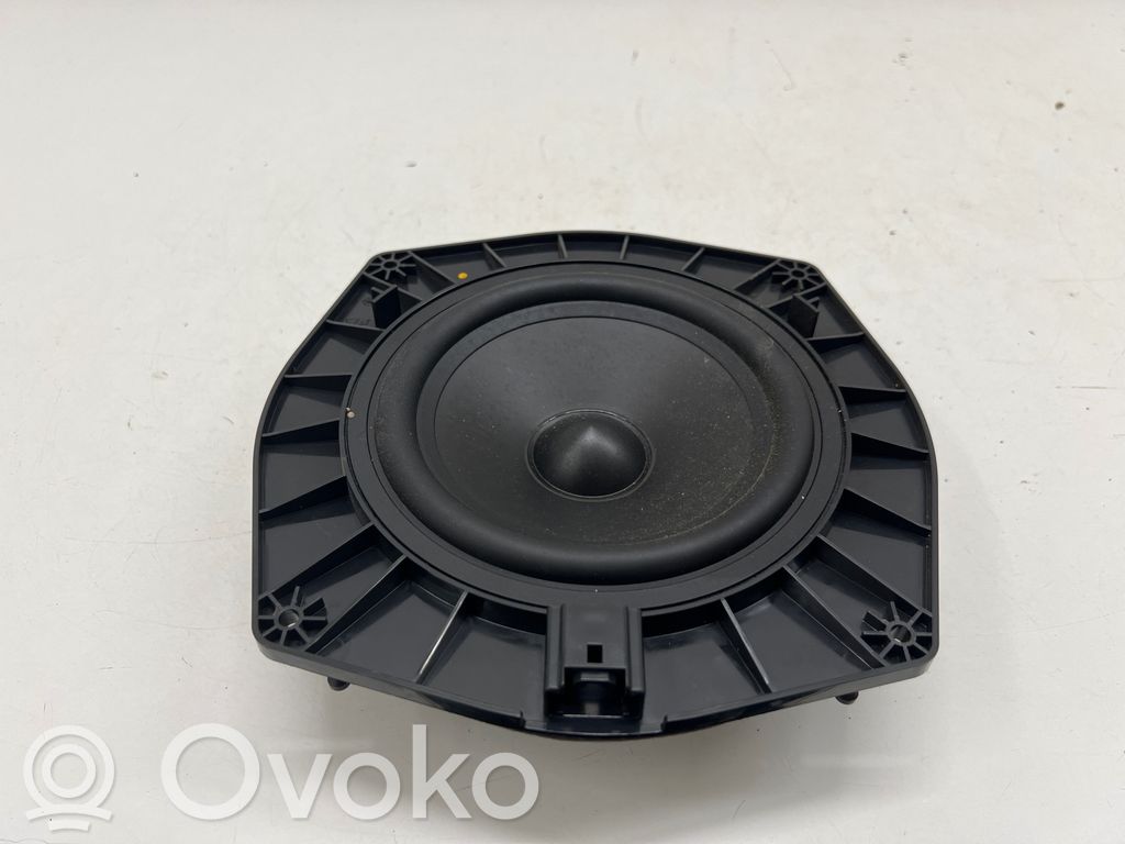 Land Rover Discovery 5 Takaoven kaiutin 