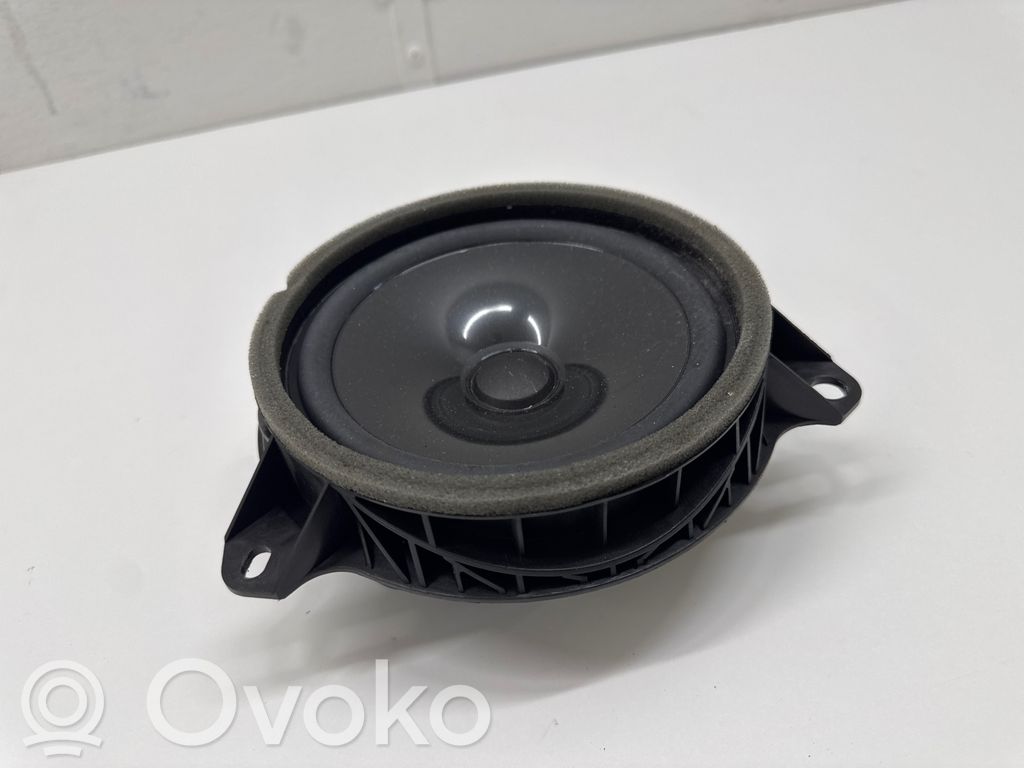 Lexus RZ Takaoven kaiutin