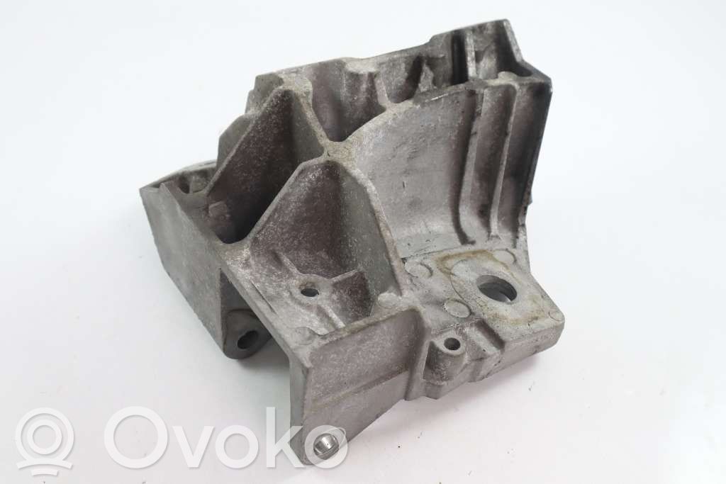 Volvo V70 Engine mounting bracket 