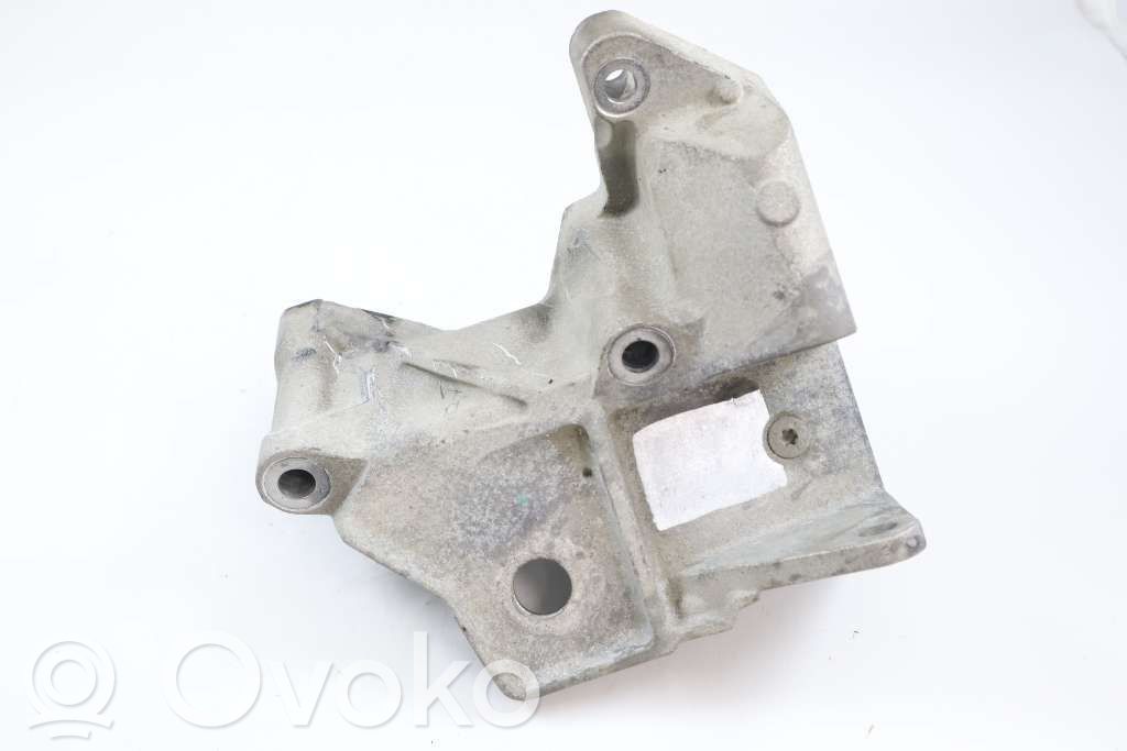 Volvo V70 Engine mounting bracket 