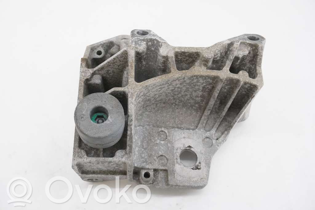 Volvo XC70 Engine mounting bracket 