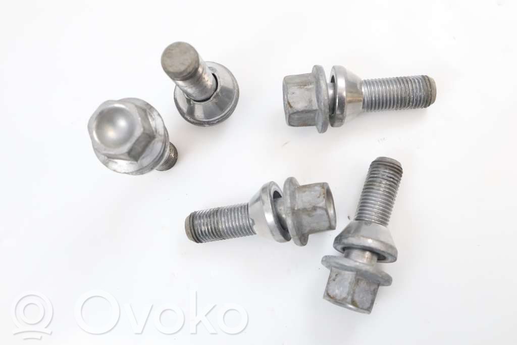 Volvo C40 Tuercas/tornillos 