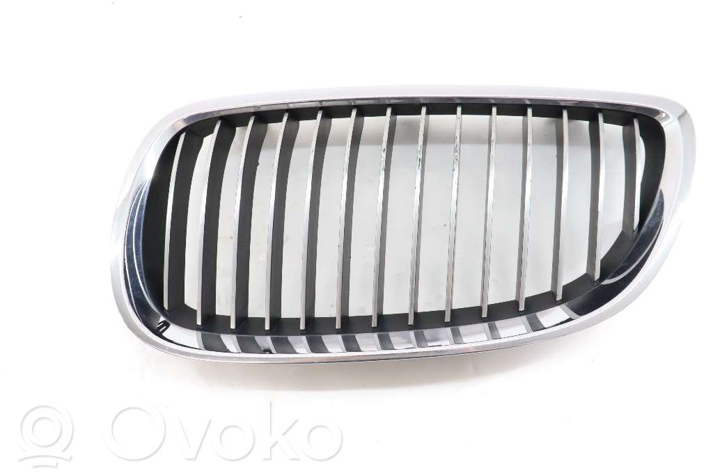 BMW 3 E92 E93 Grotelės apatinės (trijų dalių) 