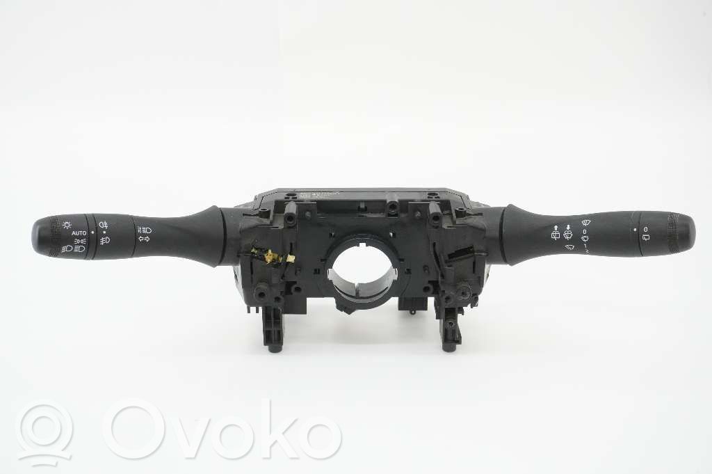 Dacia Duster II Interruptor/palanca de limpiador de luz de giro 
