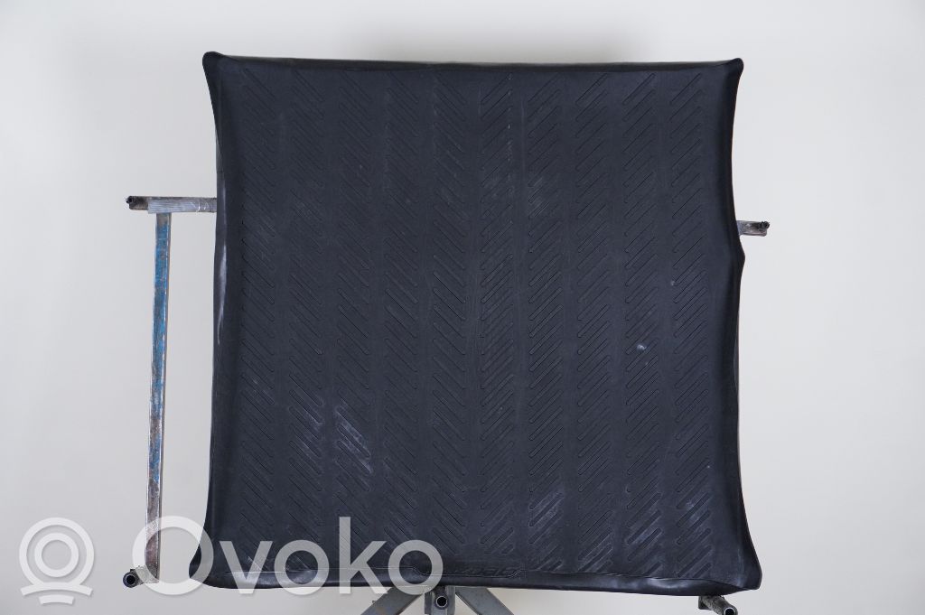Rubber trunk/boot mat liner
