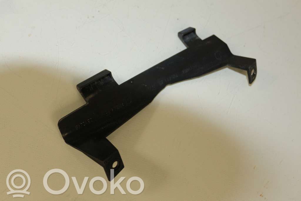 Volvo XC70 Headlight/headlamp mounting bracket 
