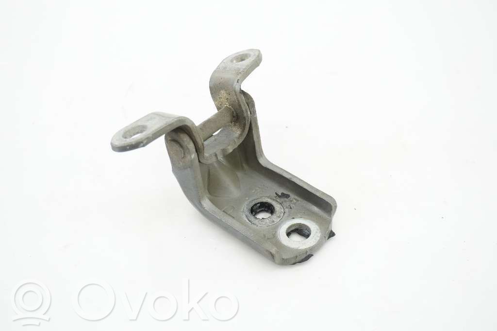 Nissan Qashqai Front door lower hinge 