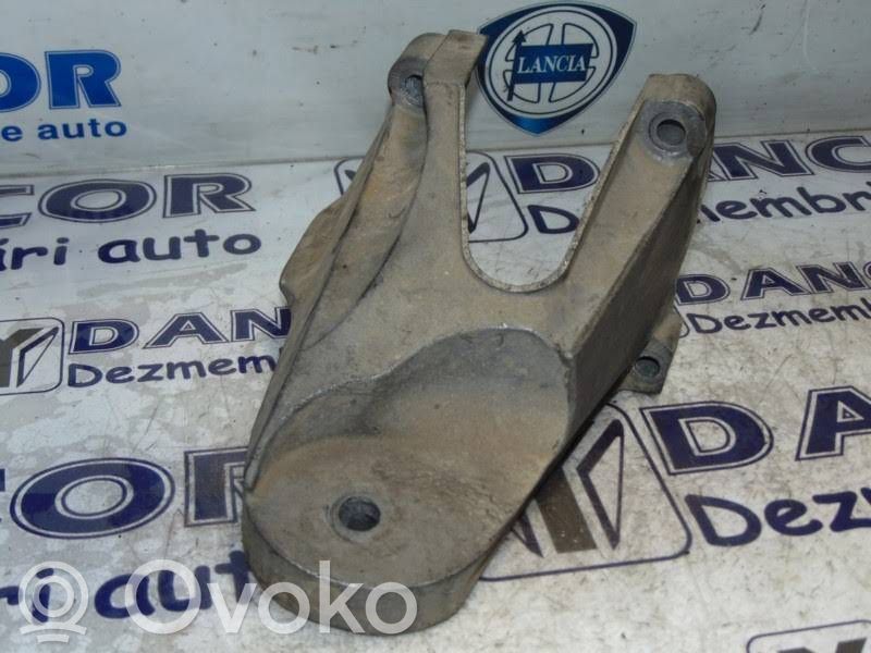 Engine mounting bracket   6C116037AA