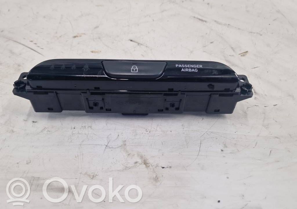 Central locking switch button   93770G4000