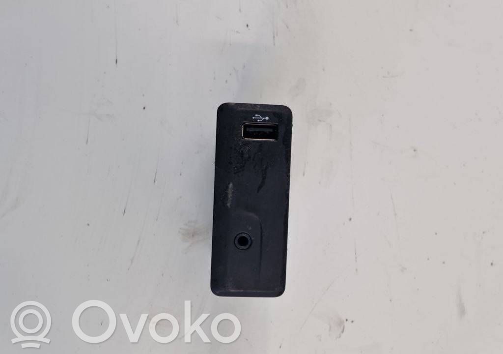 Renault Megane IV USB-pistokeliitin 