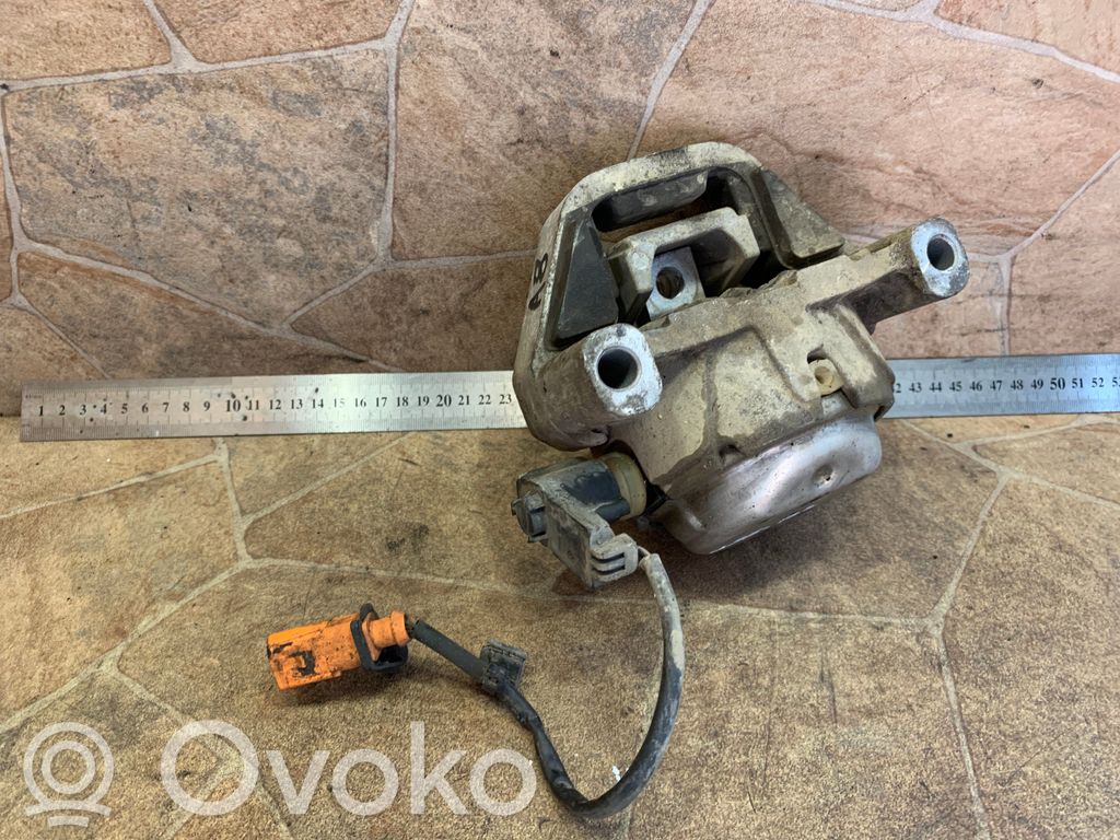 Audi A8 S8 D4 4H Moottorin kiinnikekorvake 