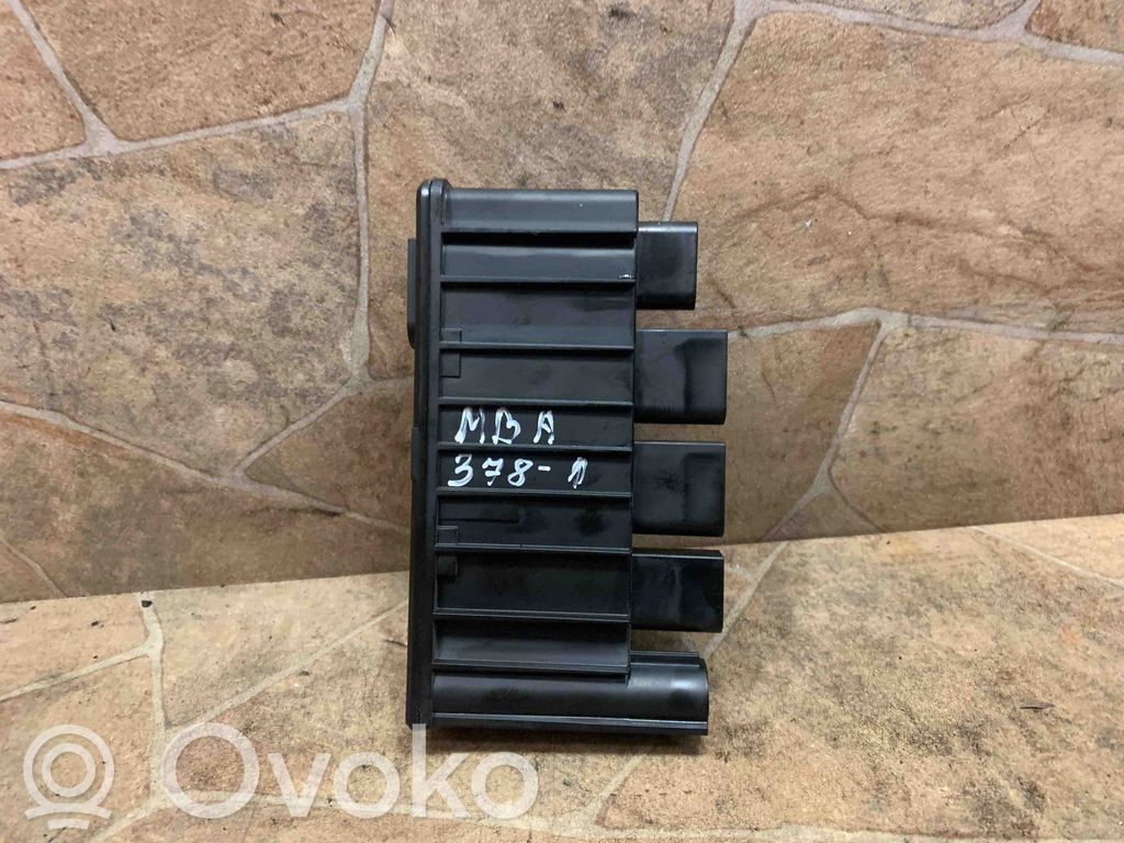 BMW 2 F46 Przekaźnik sterujący prądem 