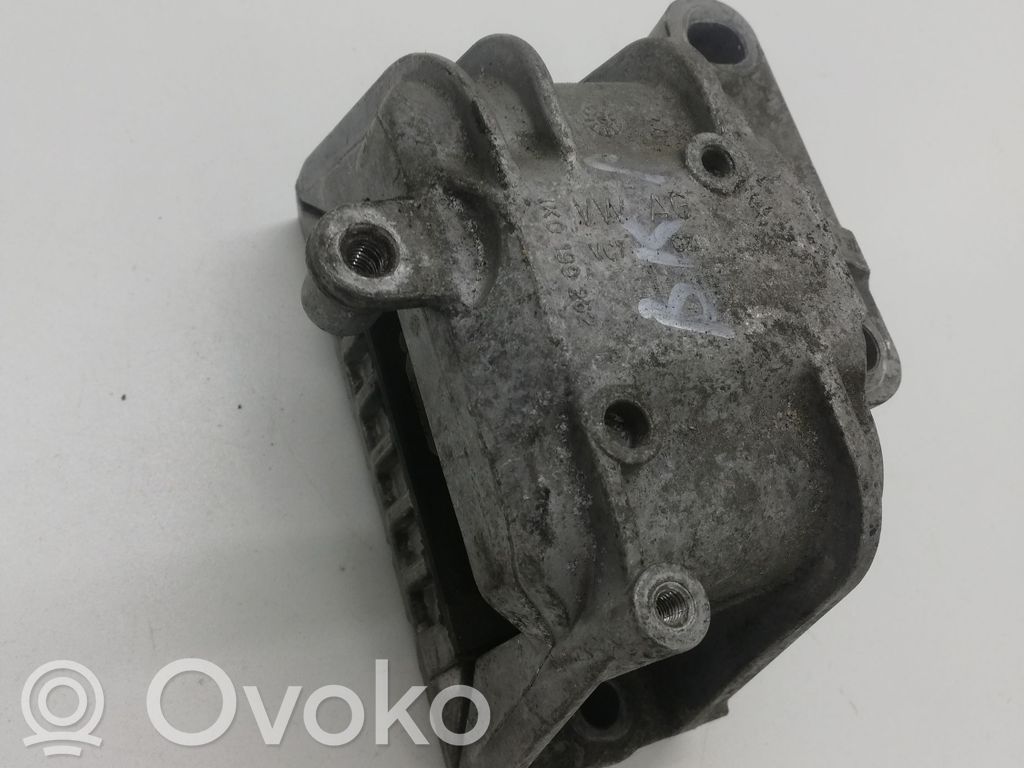 Volkswagen PASSAT B6 Soporte de montaje del motor 