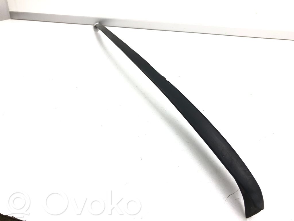 Volkswagen PASSAT B6 Listwa szyby czołowej / przedniej 