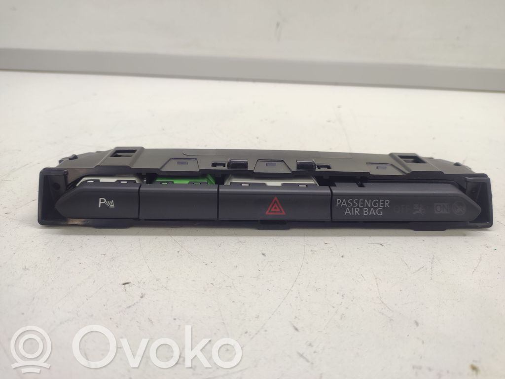 Volkswagen PASSAT B8 Hazard light switch 