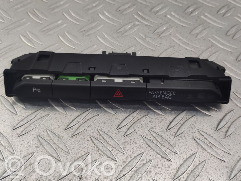 Volkswagen PASSAT B8 Hazard light switch 