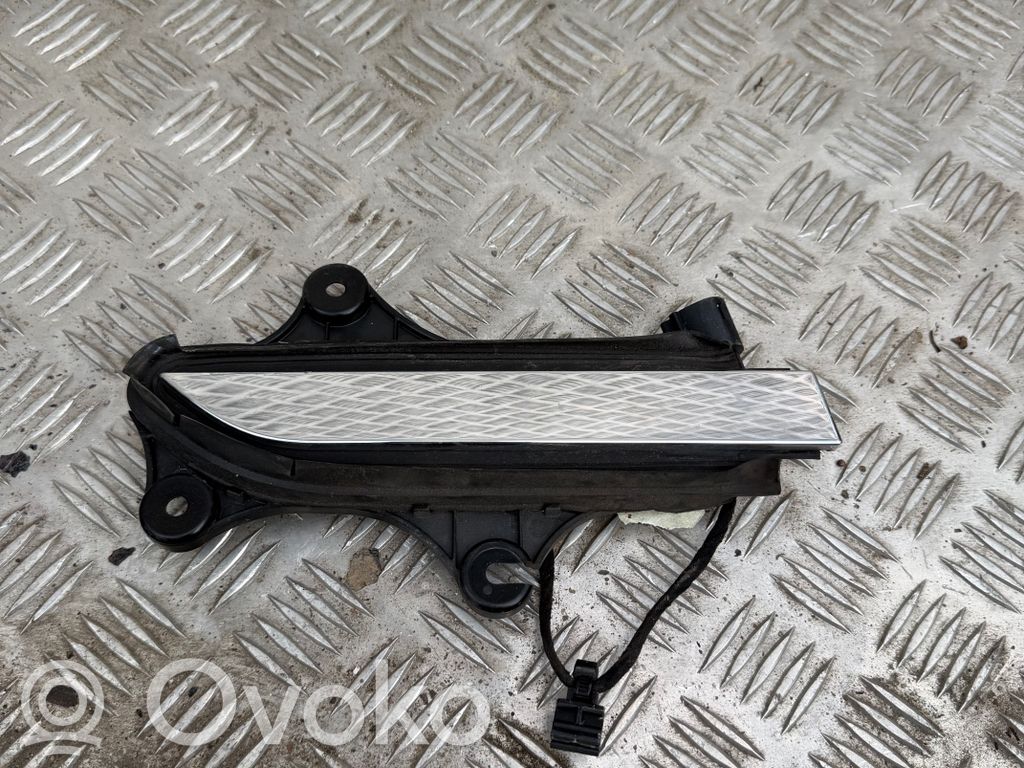 Tesla Model X Manecilla externa puerta delantera 