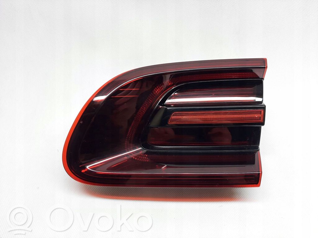Lampy tylnej klapy bagażnika   95B945094C